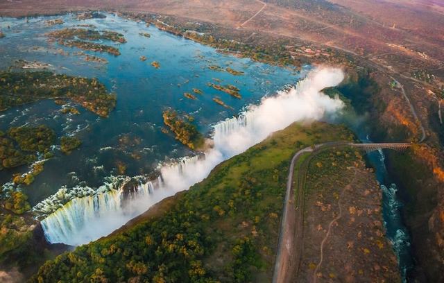https://d3r8gwkgo0io6y.cloudfront.net/upload/Victoria Falls 1.jpeg